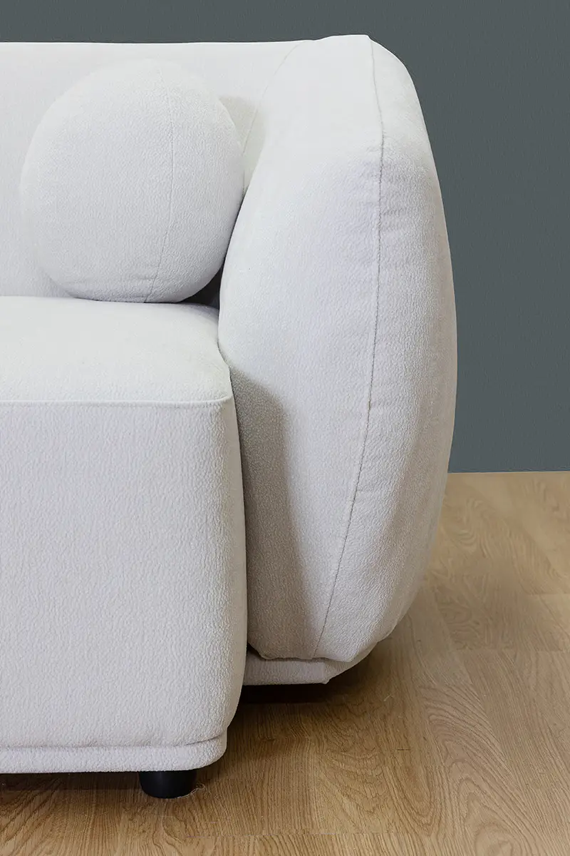 Modular σαλόνι REI 3.25 επί 2.75 μέτρα με ημικυκλικό τελείωμα και στρογγυλά μαξιλάρια.